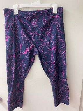 Lady’s Navy and Pink Floral Active Capri Leggings